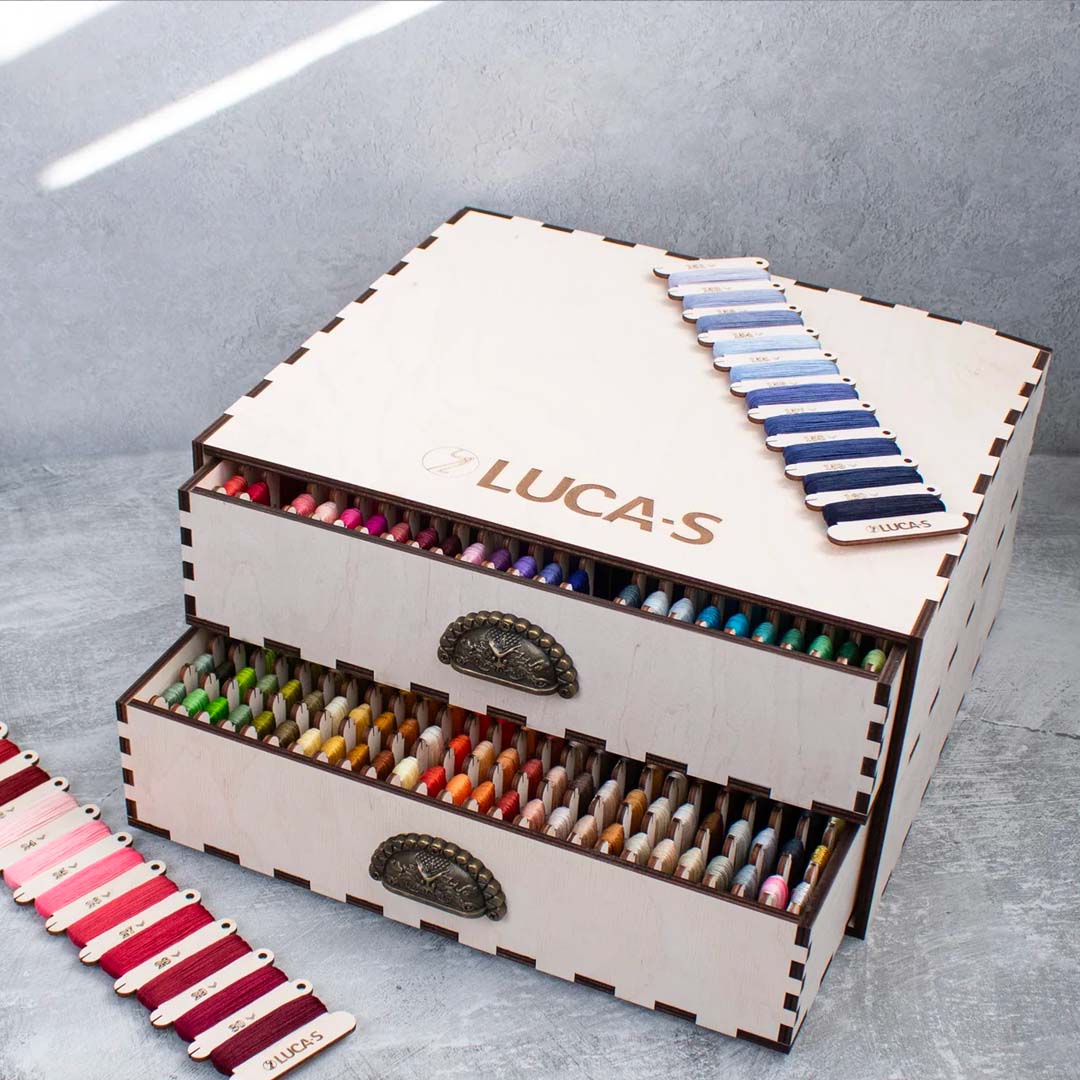 Luca-S borduurgaren organizer box inclusief 520 kleuren gesorteerd