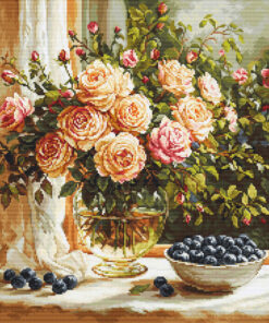 Luca-S Vase with Roses and Blueberries GOLD G719 Petit Point borduren (pakket)